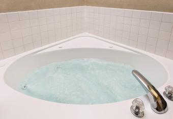 Holiday Inn Express Metropolis By IHG has rooms with a private hot tub