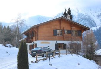 Chalet Charming has Balcony rooms