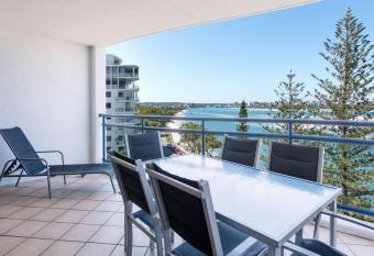 Ramada Resort by Wyndham Golden Beach has rooms with a private hot tub