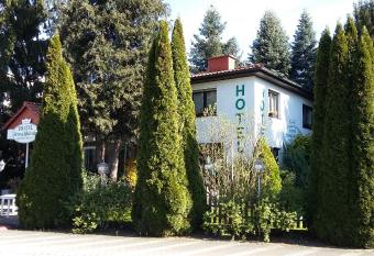 Hotel Froschk  nig allows 18 year olds to book a room