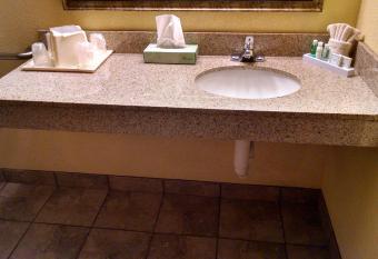 Best Western Angus Inn has rooms with a private hot tub