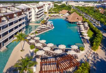 El Beso Adults Only at Ocean Riviera Paradise All Inclusive has rooms with a private hot tub