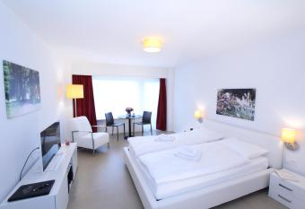 City Stay Furnished Apartments - Forchstrasse allows 18 year olds to book a room