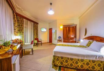 Hotel Chez Lando has rooms with a private hot tub