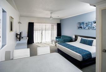 The Beach Motel Hervey Bay has rooms with a private hot tub