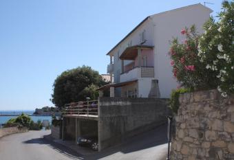 Apartments by the sea Banjol, Rab - 4952 allows 18 year olds to book a room