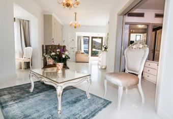 Viva Mare Hotel & Spa has rooms with a private hot tub