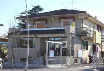 Hotel Margherita Meubl   allows 18 year olds to book a room