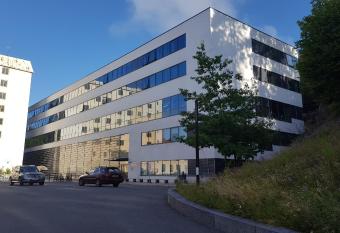 Hotel Montebello allows 18 year olds to book a room