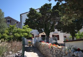 Apartments and rooms with parking space Cunski, Losinj - 2498 allows 18 year olds to book a room