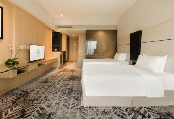 Holiday Inn Shanghai Hongqiao West, an IHG Hotel has rooms with a private hot tub