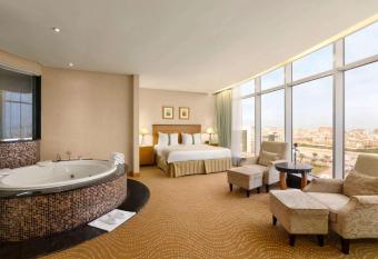 Ramada by Wyndham Al Khobar has rooms with a private hot tub