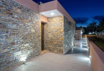 Aventura Village has rooms with a private hot tub