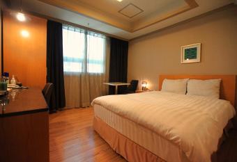 Changwon AT Business Hotel has rooms with a private hot tub