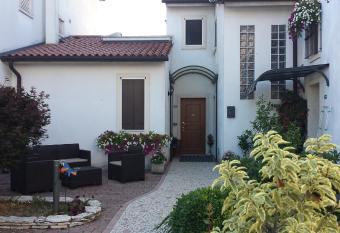 Acero Rosso has Balcony rooms