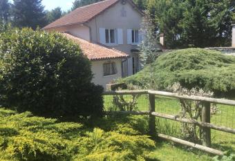 Les Pierrottes has Balcony rooms