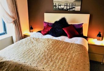 Liverpool City Centre Apartments UK - East Village Duke Street has Balcony rooms