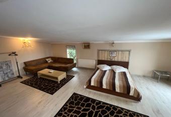 Go  ciniec Pod Fur   has rooms with a private hot tub