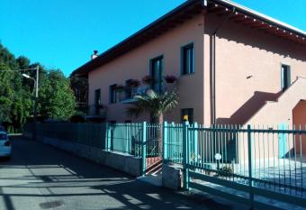 Villa Ormeni has Balcony rooms