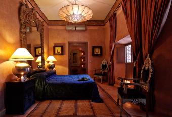 Riad Noir d Ivoire has rooms with a private hot tub