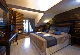 AROMA DRYOS SPA & ECO Hotel has rooms with a private hot tub