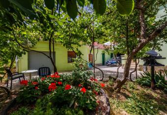 Apartment Jelen has rooms with a private hot tub