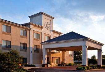 Baymont by Wyndham Merrillville has rooms with a private hot tub