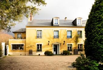 Le Clos de Villeroy allows 18 year olds to book a room