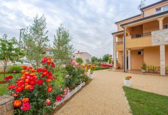 Apartment Lavanda 2 has Balcony rooms