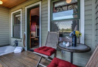 Wild Iris Inn has rooms with a private hot tub