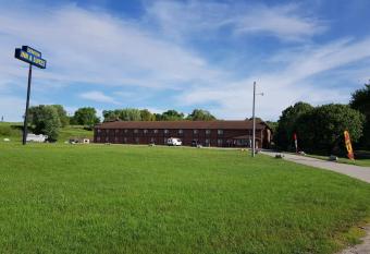 Denison Inn & Suites allows 18 year olds to book a room