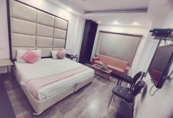 Hotel Saya Deluxe Near New Delhi Railway Station   has Balcony rooms