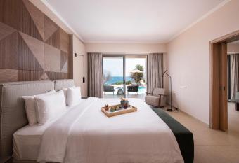 KRESTEN ROYAL Euphoria Resort has rooms with a private hot tub