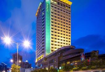Holiday Inn Shanghai Vista, an IHG Hotel has rooms with a private hot tub