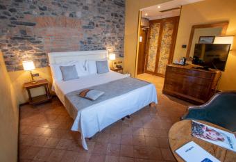 Albergo Le Due Corti has rooms with a private hot tub