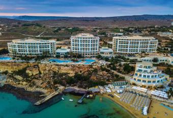 Radisson Blu Resort & Spa, Malta Golden Sands has rooms with a private hot tub