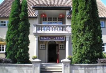 Repo Hotel allows 18 year olds to book a room