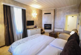 Guesthouse likoria has rooms with a private hot tub