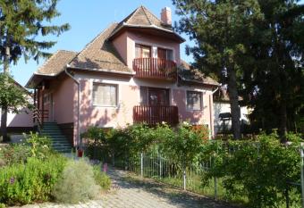 Liget Sz  ll  shely has Balcony rooms