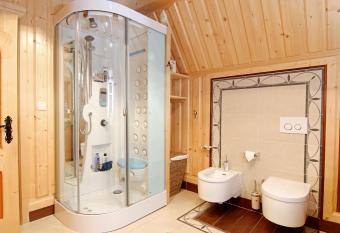 Willa Irena has rooms with a private hot tub