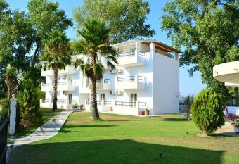Cavos Beach House has Balcony rooms