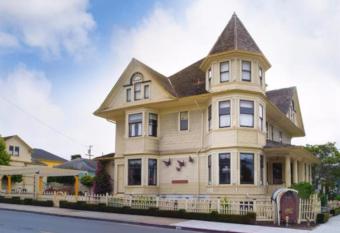 Pacific Grove Inn has Balcony rooms