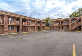Travelodge by Wyndham South Hackensack has Smoking rooms
