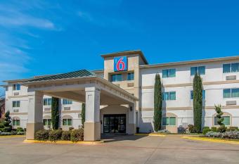 Motel 6 Dallas - North has Smoking rooms