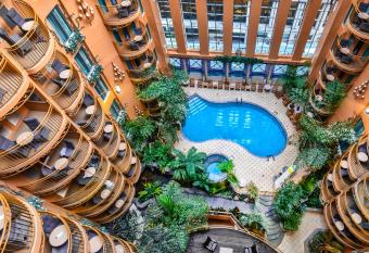 H  tel Palace Royal allows 18 year olds to book a room