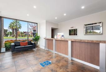 Comfort Inn Deakin Palms allows 18 year olds to book a room