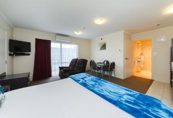 B-Ks Premier Motel Palmerston North has rooms with a private hot tub
