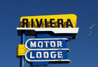 Riviera Motor Lodge has Smoking rooms