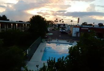 Siesta Inn Mcallen allows 18 year olds to book a room