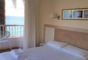 H  tel Le Dauphin has Balcony rooms
